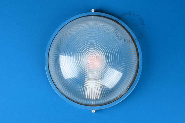 Blauwe, ronde lamp.