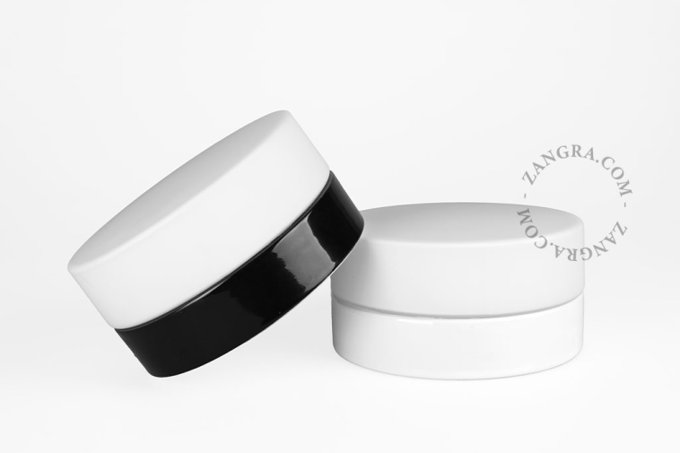 Candeeiro redondo em porcelana branco e vidro.