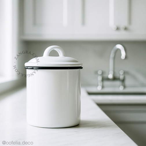 Pot avec couvercle en émail blanc