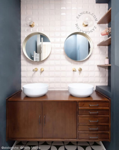 Lampa i vitt porslin.