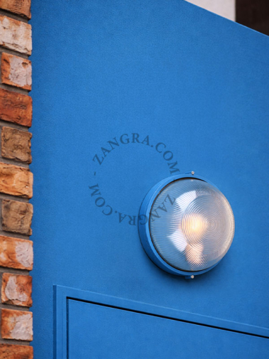 Blauwe, ronde lamp.