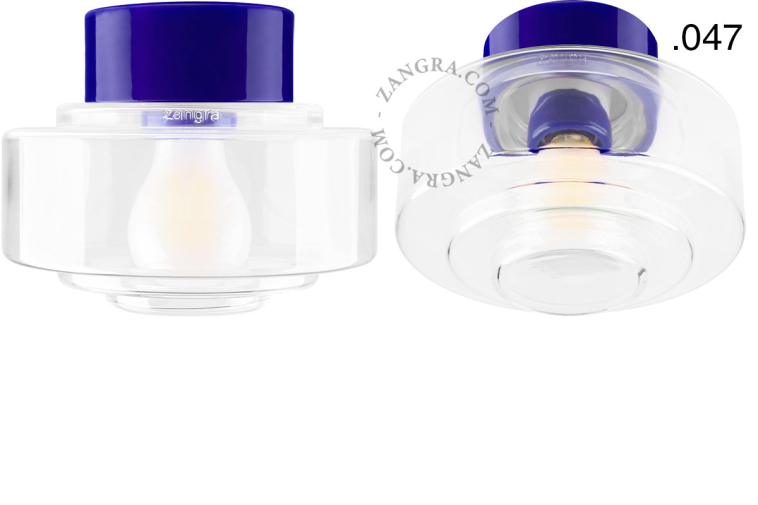 Niebieska lampa porcelanowa z kloszem.