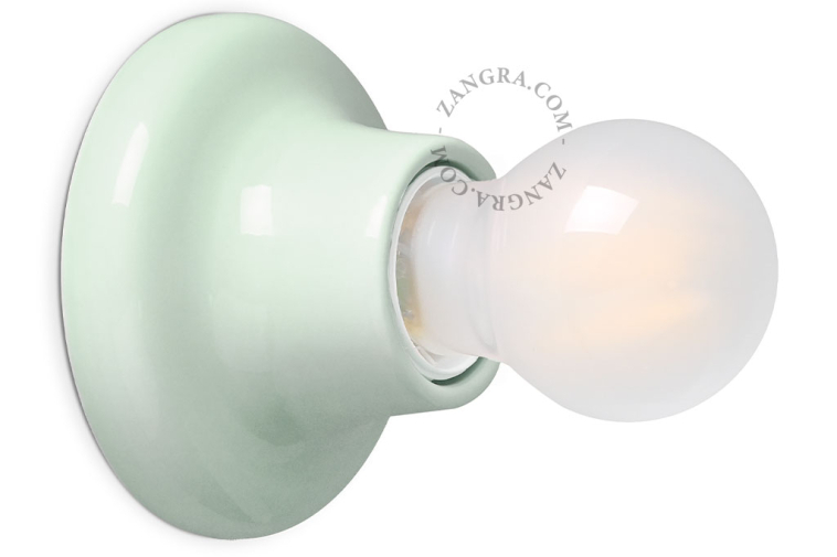 Lampada in porcellana bianca.