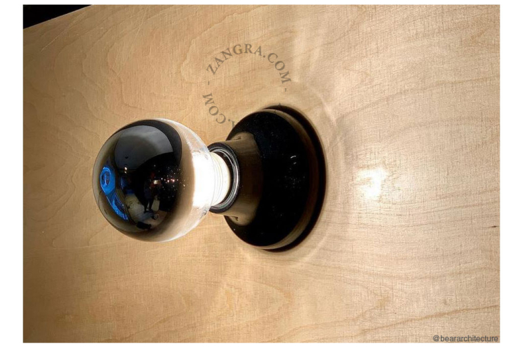 Lampa i vitt porslin.