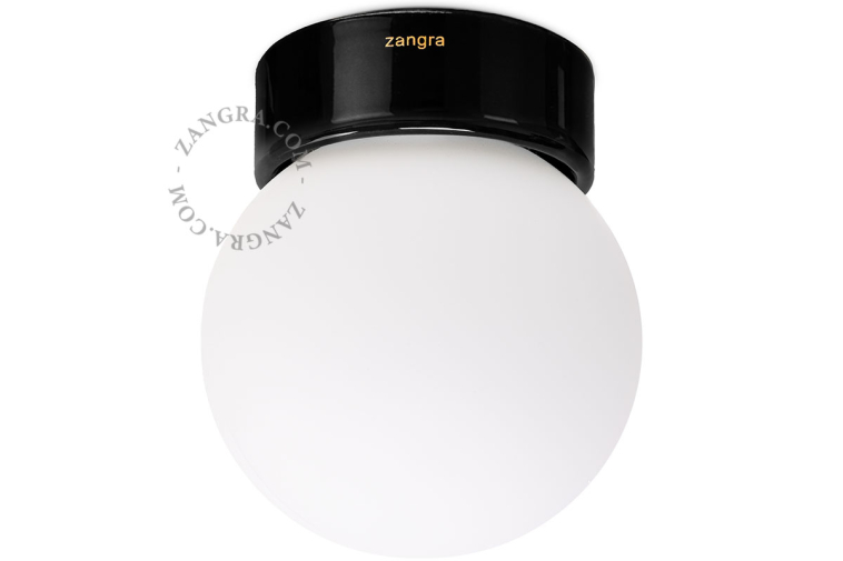 Lámpara de porcelana negra con pantalla de vidrio.