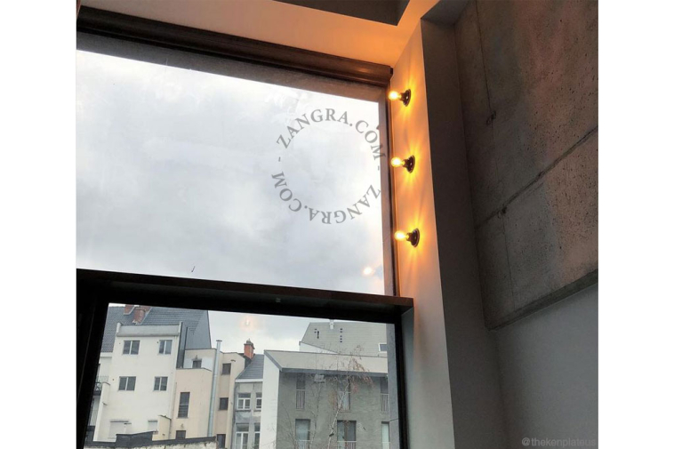 Lampa i vitt porslin.