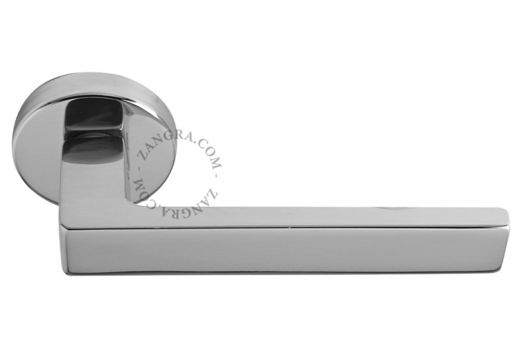 Double chrome-plated door handle.