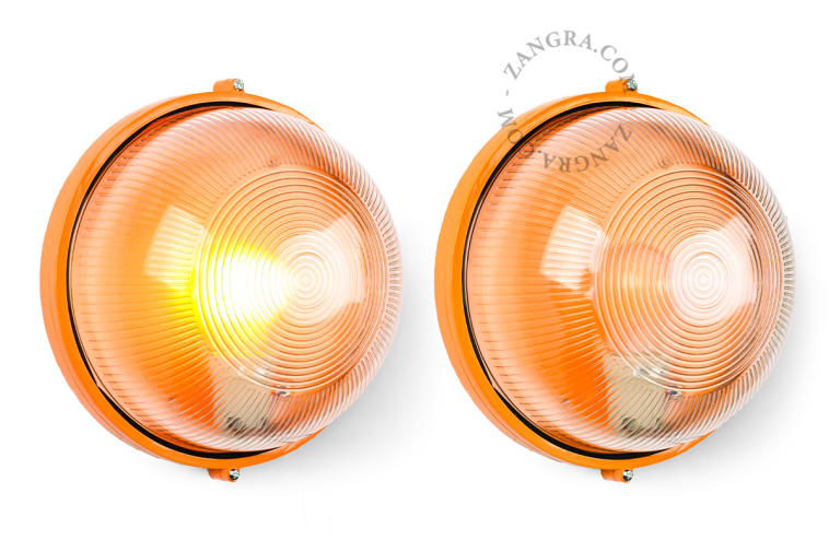 Ronde oranje verlichtingsarmatuur.