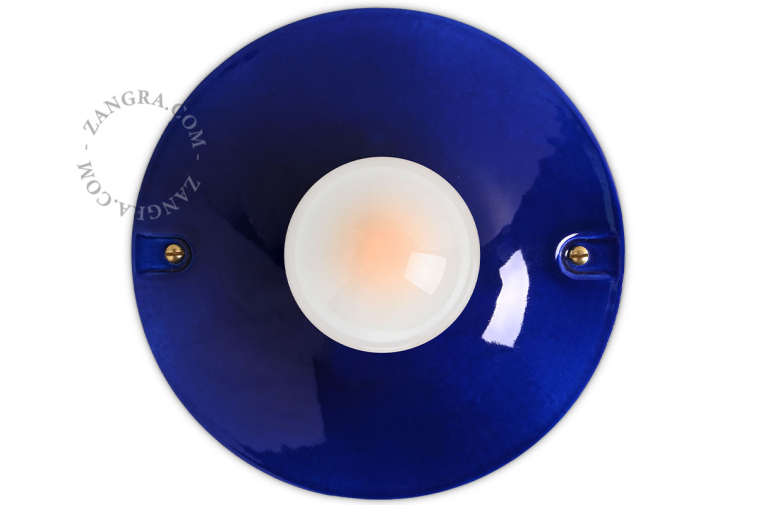 Rund lampe i blåt porcelæn.