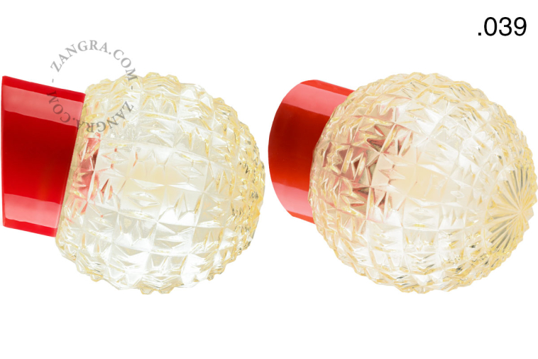 Czerwona porcelanowa lampa ścienna ze szklanym kloszem.