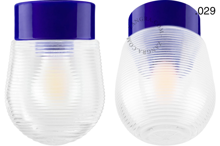 Niebieska lampa porcelanowa z kloszem.