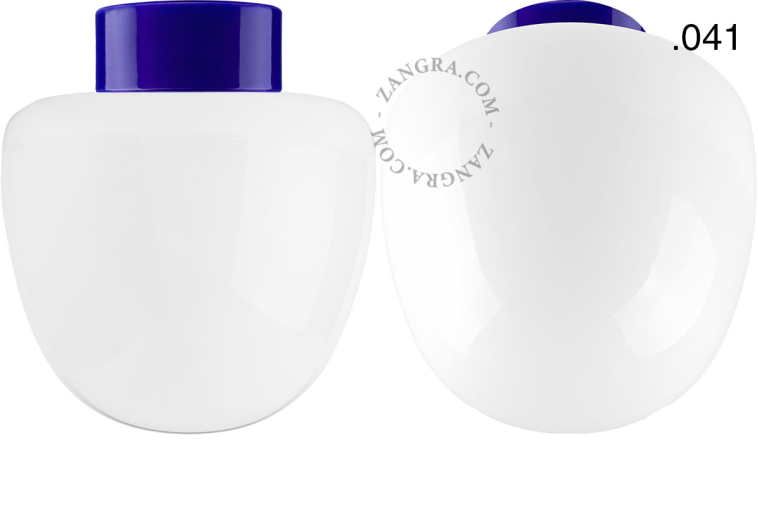 Niebieska lampa porcelanowa z kloszem.