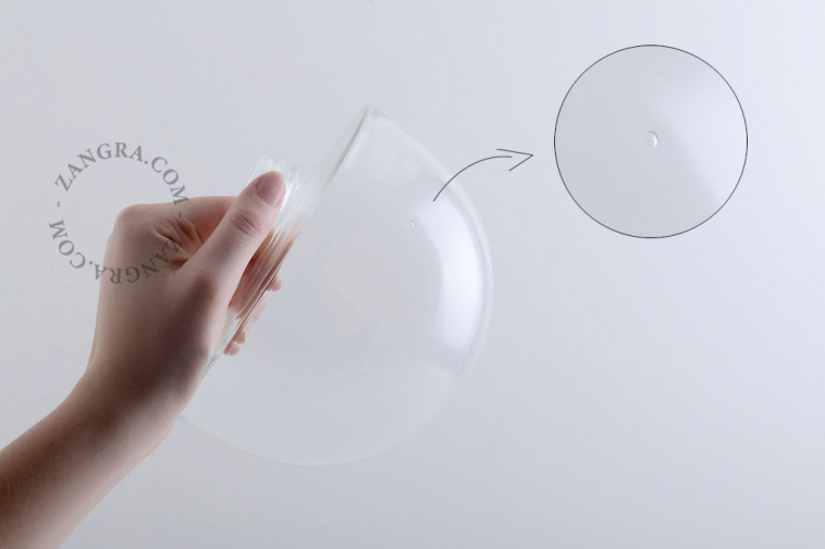Suspension en porcelaine blanche avec globe en verre.