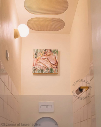 Dérouleur de papier toilette en métal jaune.