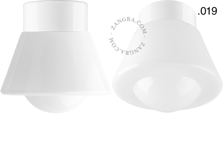 Lampe en porcelaine blanche avec abat-jour en verre.