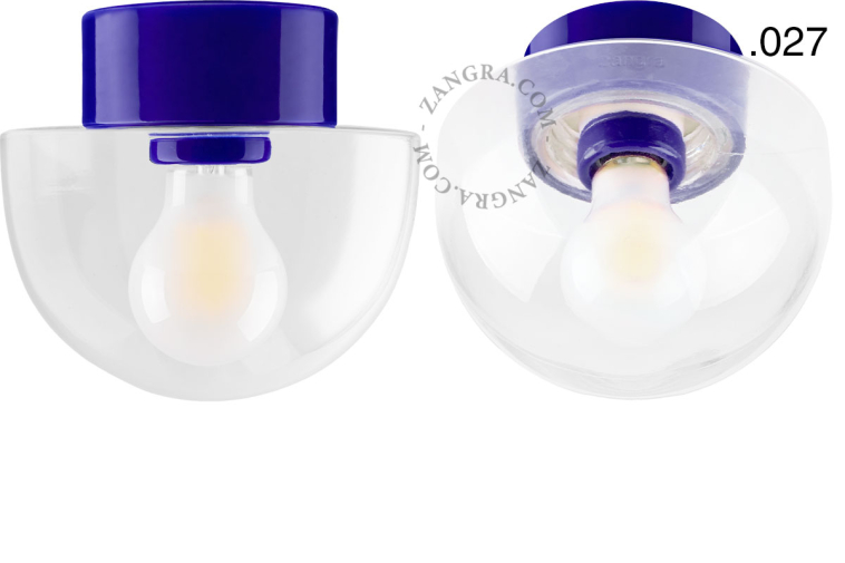 Niebieska lampa porcelanowa z kloszem.