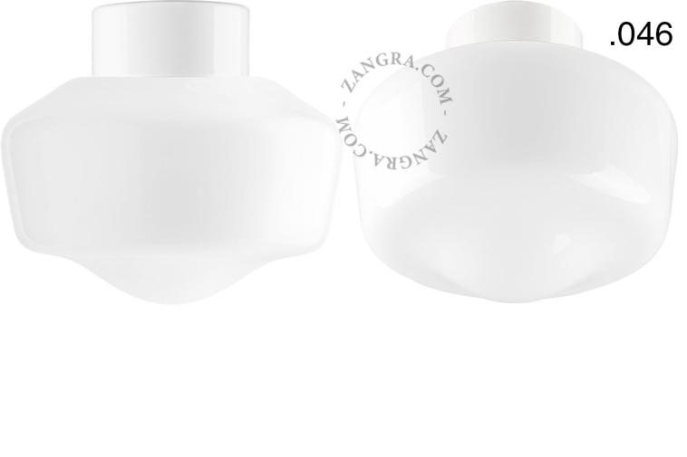 Lampe en porcelaine blanche avec abat-jour en verre.