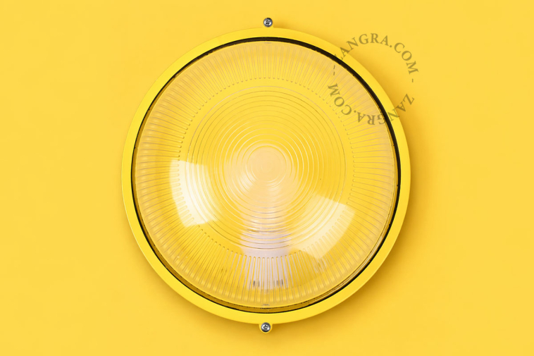 Gele, ronde lamp.