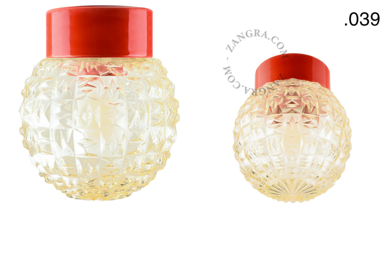Porseleinen lamp in de kleur rood.