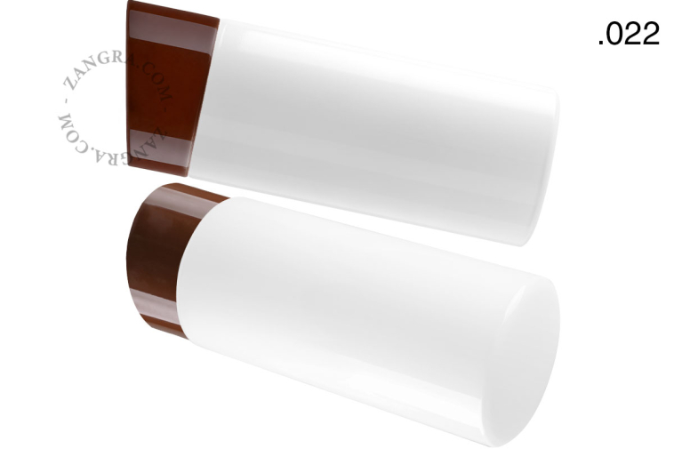 Applique murale en porcelaine brune avec abat-jour en verre.