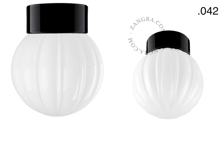Zwarte porseleinen lamp met glazen schroefkap.