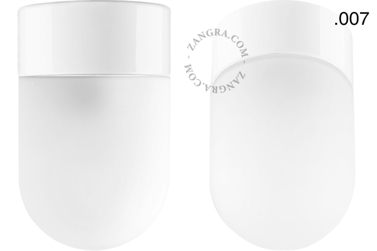 Lampe en porcelaine blanche avec abat-jour en verre.
