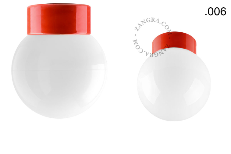 Porseleinen lamp in de kleur rood.