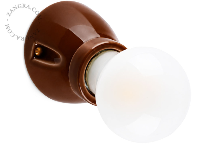 Applique en porcelaine marron.