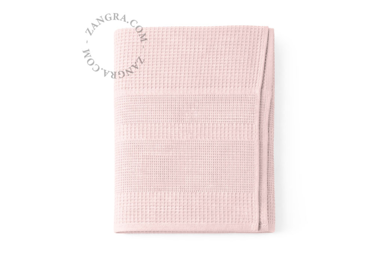 Różowy ręcznik o strukturze plastra miodu.