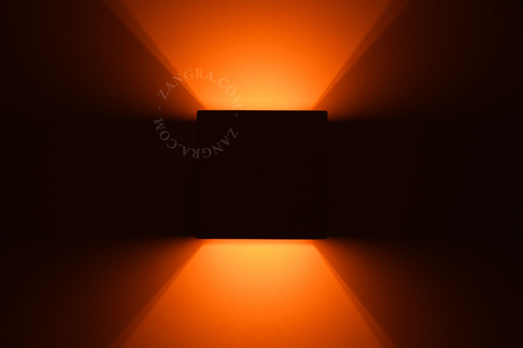 Applique da parete cubica in gesso verniciabile.