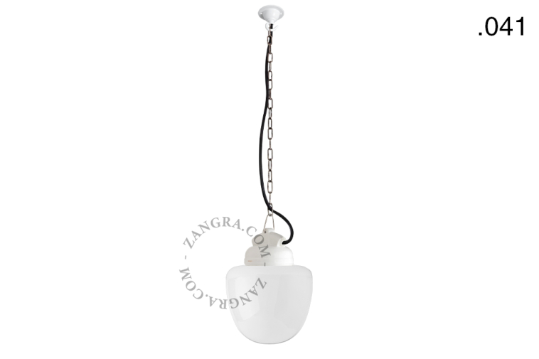 Lámpara colgante de porcelana blanca con cadena y globo de vidrio.