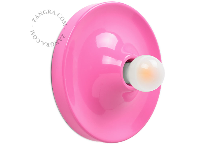 Rund lyserød lampe.