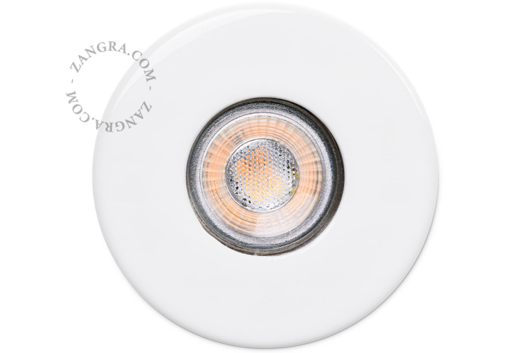 Biała porcelanowa oprawa wpuszczana typu downlight.