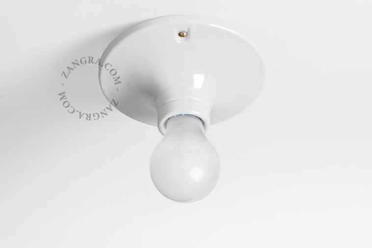 Rund lampe i hvidt porcelæn.