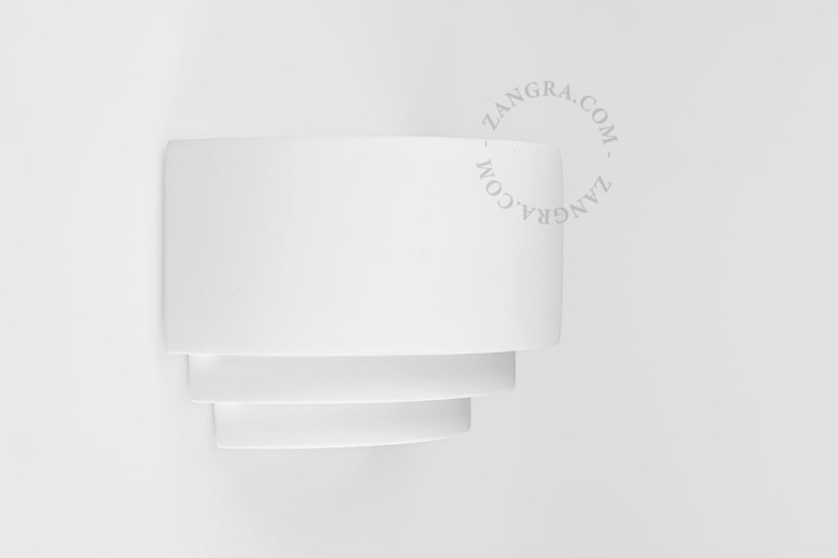 Paintable wall light in plaster.