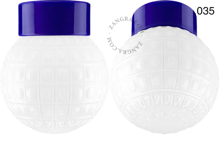 Niebieska lampa porcelanowa z kloszem.