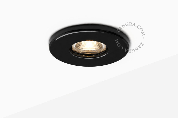 Czarna porcelanowa oprawa wpuszczana typu downlight.