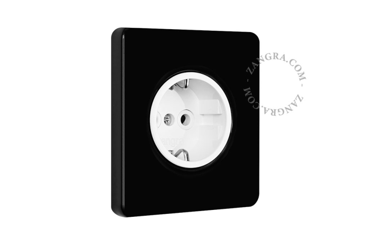 Stopcontact in zwart porselein.