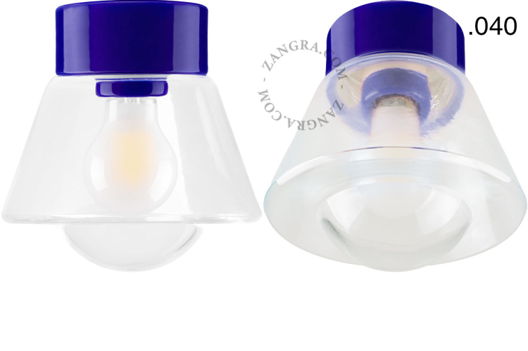 Niebieska lampa porcelanowa z kloszem.