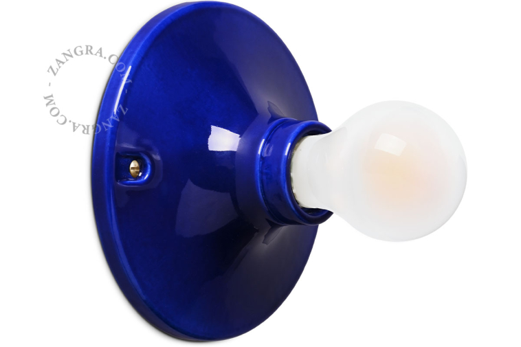 Rund lampe i blåt porcelæn.