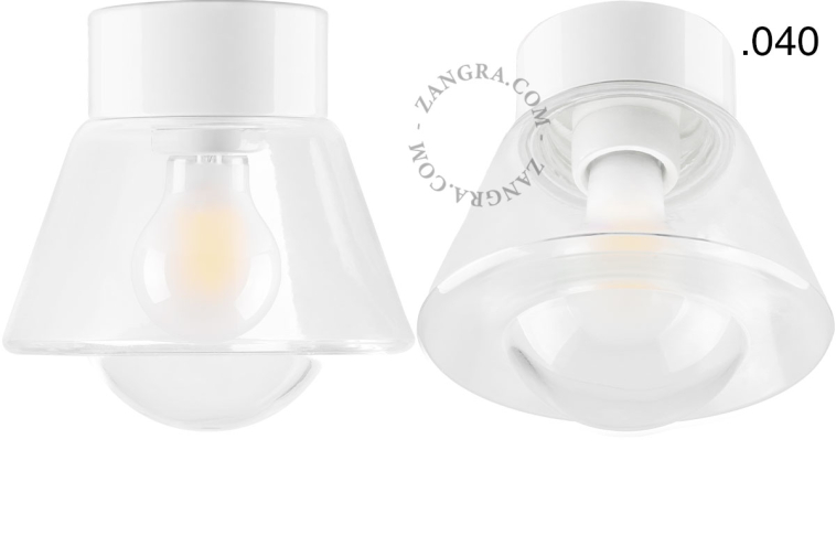 Lampe en porcelaine blanche avec abat-jour en verre.