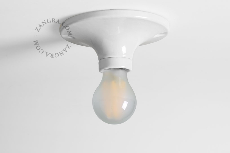 Rund lampe i hvidt porcelæn.