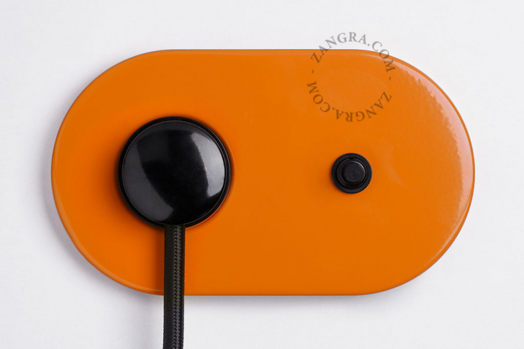 interrupteur bouton-poussoir et prise de courant encastrable orange et noir