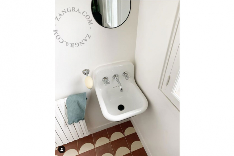 Tap for washbasin with 3 holes.