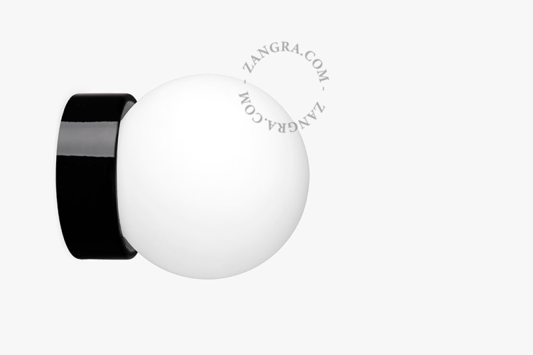 Lâmpada de porcelana preta com abajur de vidro.