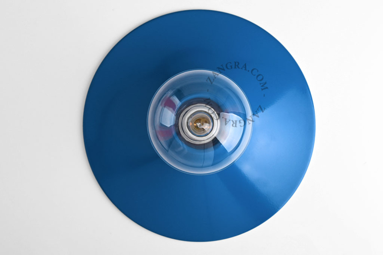 Plafonnier rond bleu.