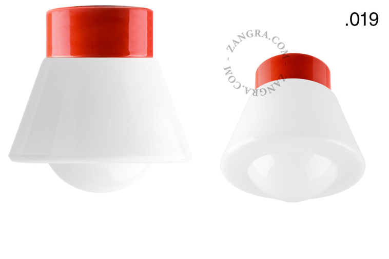 Porseleinen lamp in de kleur rood.