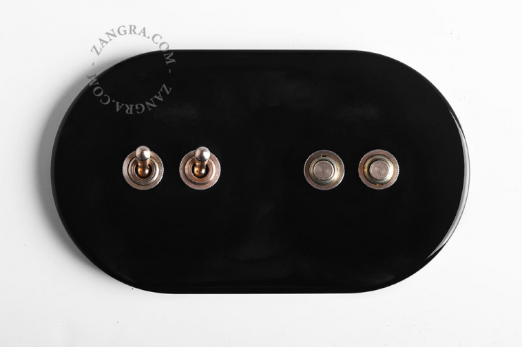 interrupteur noir quadruple avec 2 boutons-poussoirs et 2 leviers en laiton brut