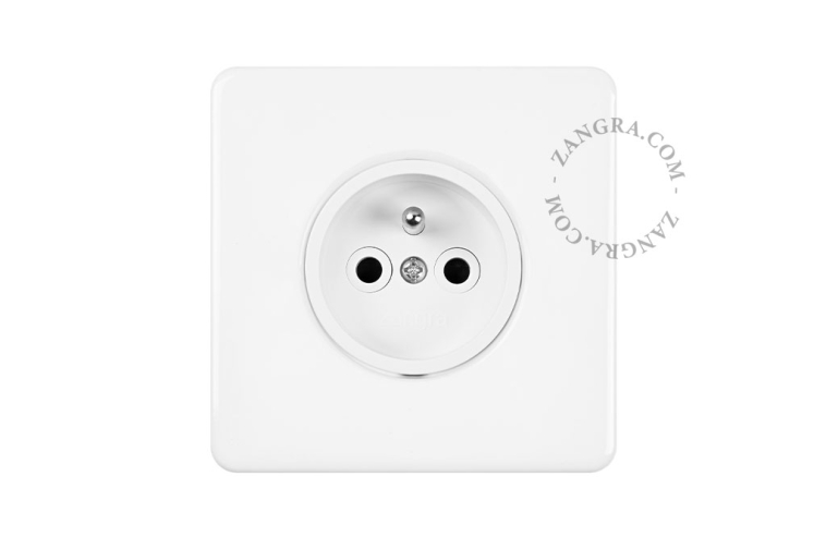 Quadratische weiße Steckdose aus Porzellan.