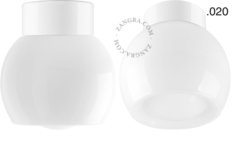 Lampe en porcelaine blanche avec abat-jour en verre.